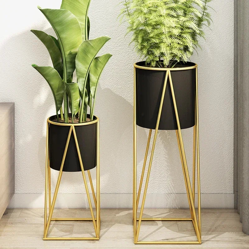 Support pour fleurs noir avec plante verte en décoration intérieure