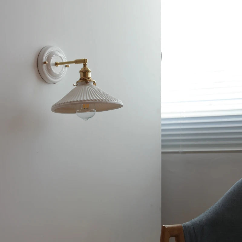 lampe murale vintage blanc doré texture relief ampoule led interrupteur chaîne éclairage quotidien moderne