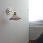lampe murale vintage blanc doré texture relief ampoule led interrupteur chaîne éclairage quotidien moderne