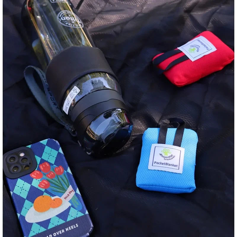 couverture poche rouge bleu pratique compacte imperméable pliante légère plage camping