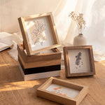Cadre photo en bois moderne sur une table de chevet