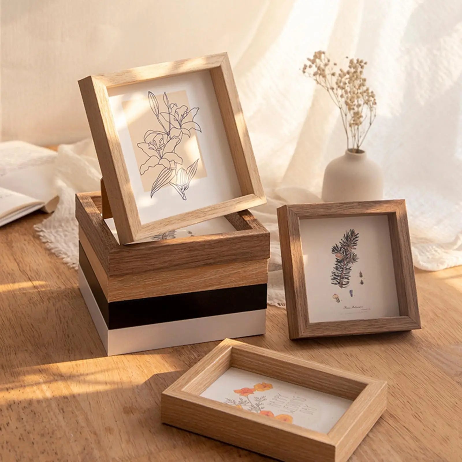 Cadre photo en bois moderne sur une table de chevet