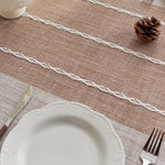 nappe rustique rectangle polyester moderne beige rayures tissage fin assiettes blancs couverts métalliques décoration