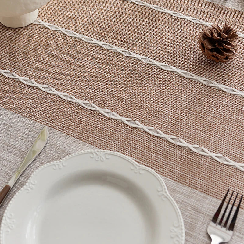 nappe rustique rectangle polyester moderne beige rayures tissage fin assiettes blancs couverts métalliques décoration