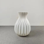 vase moderne fleurs artificielles couleur blanc rouge vert gris noir diagonales opaque