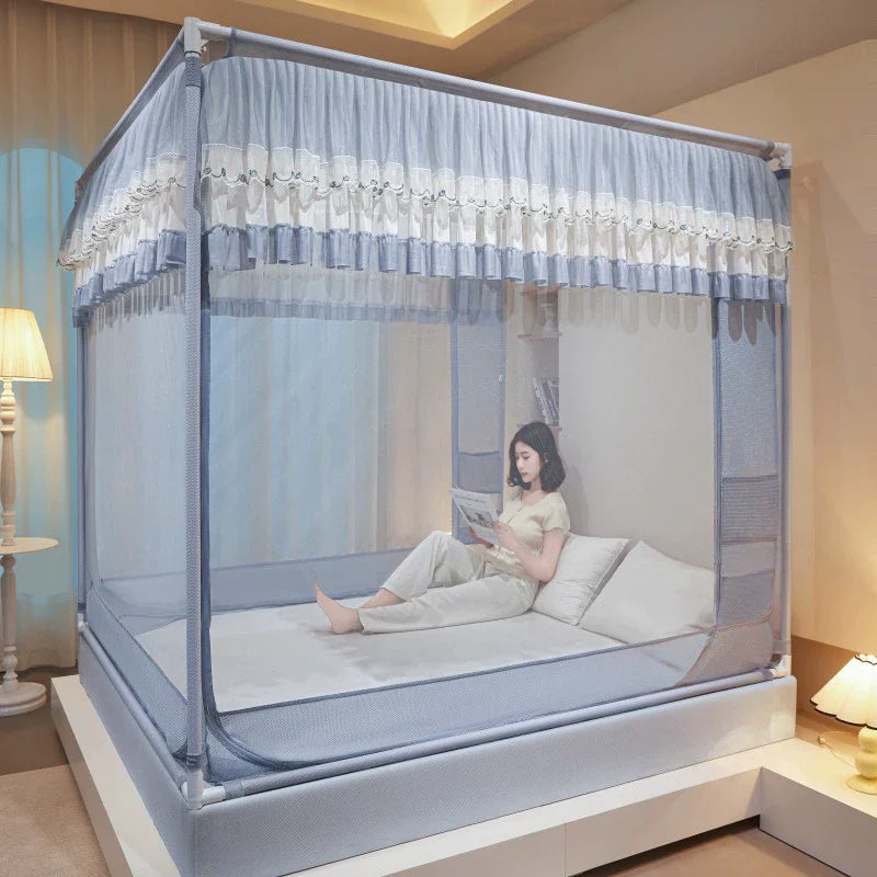 Une femme élégante assise sur un lit confortable dans une chambre spacieuse et lumineuse, profitant d'un moment de détente dans un cocon moelleux.