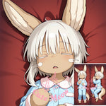 coussin anthropomorphe dessin animé cheveux blancs oreilles lapin queue pantalon manches chaussures bleu clair