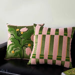 coussins bohèmes brodés vert rose jaune motifs florals rayures artisanal lit canapé
