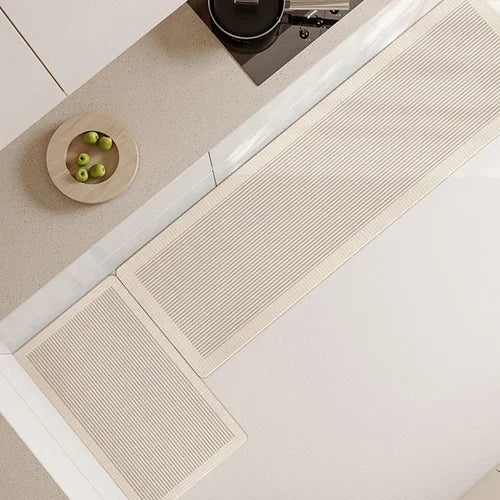 Une surface texturée avec des lignes horizontales crée un design minimaliste et élégant, complété par des pommes vertes dans un bol au premier plan.