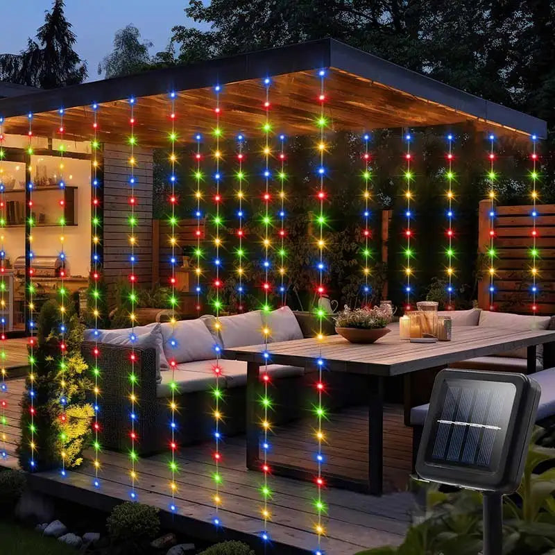 guirlande lumineuse solaire jaune rideau blanc extérieur decoration pergola arbres fleurs