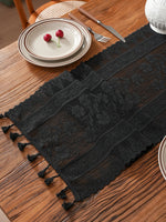 chimene table noir dentelle motif floral bordures franges assiettes couverts tasse théière gâteau cerises