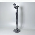 statue art contemporain gris métallisé texture rugueuse base circulaire ornement décoration moderne