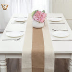 nappe tissée rustique beige marron bandes horizontales fleurs vase blanc couverts argentés chaises croisées