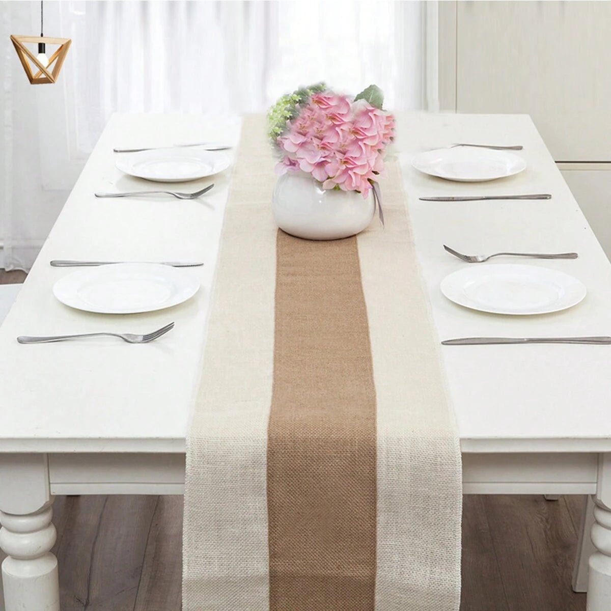 nappe tissée rustique beige marron bandes horizontales fleurs vase blanc couverts argentés chaises croisées