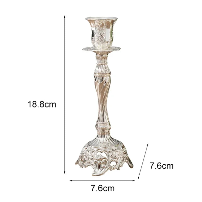 bougeoirs or argent ornements baroques chandelles mariage décoration intérieure classique gravures détaillées