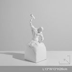statuette homme marteau résine noir blanc moderne sculpture décorative maison salon