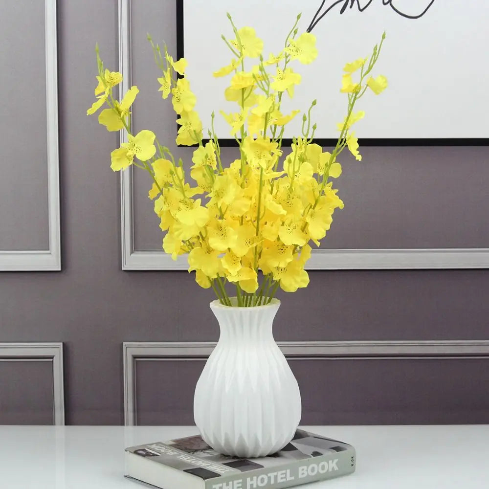 vase moderne plastique blanc rayures verticales fleurs artificielles rouge vert salon decoration