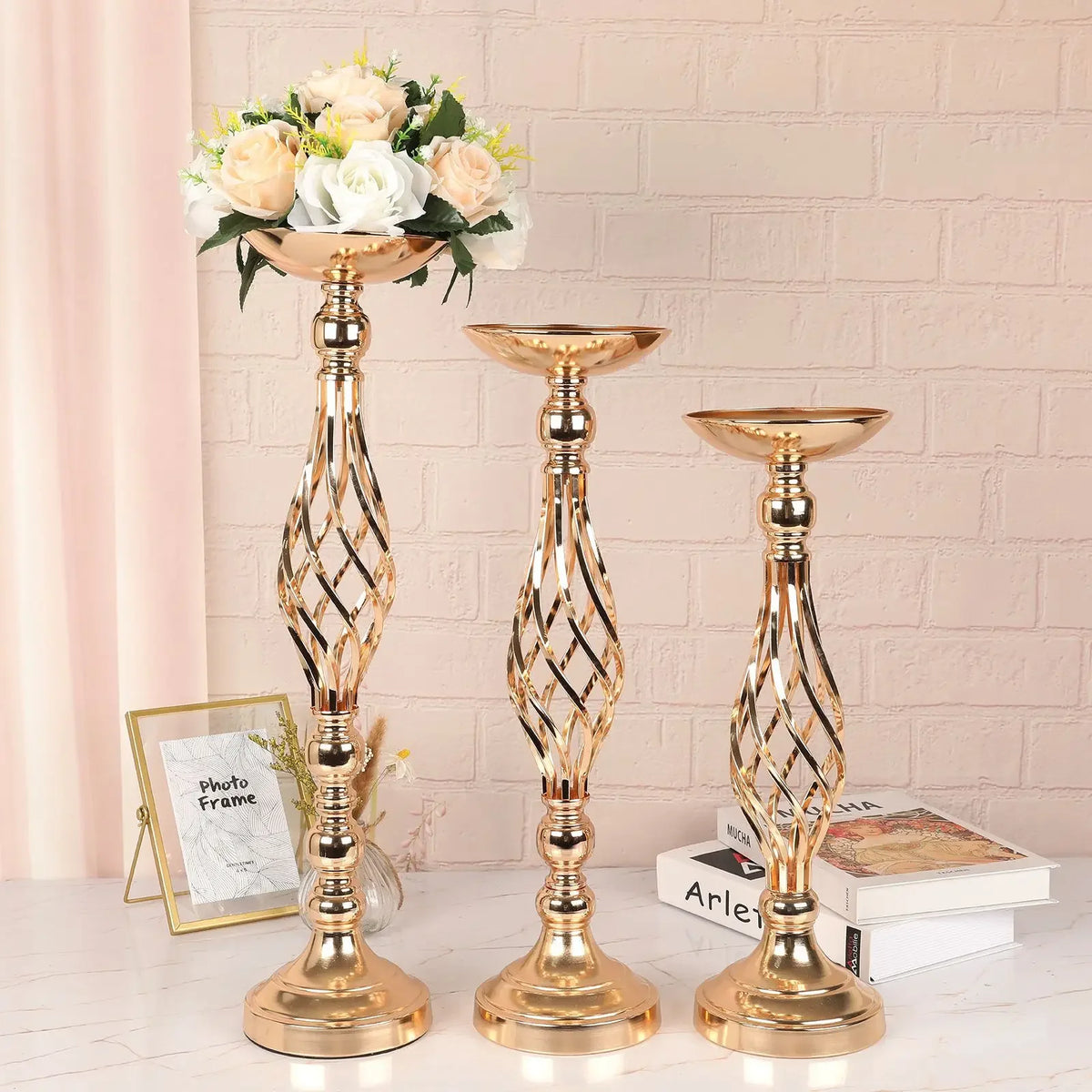 chandeliers décoratifs torsadés or fleurs artificielles bougies événements mariage table