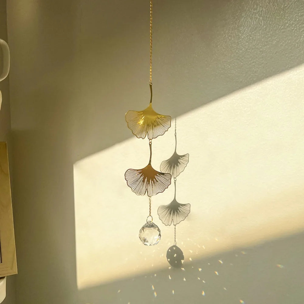 mobile décoratif doré transparent fleurs feuilles cristal chaîne dorée artisanal élégant fenêtre