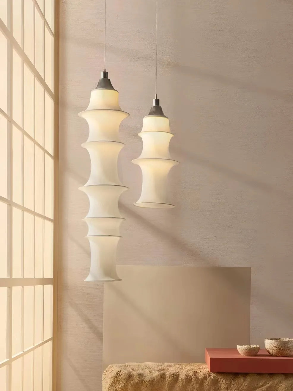 suspension lumineuse moderne blanc rayures horizontales opacité câble suspendu salon chambre d'hôtel