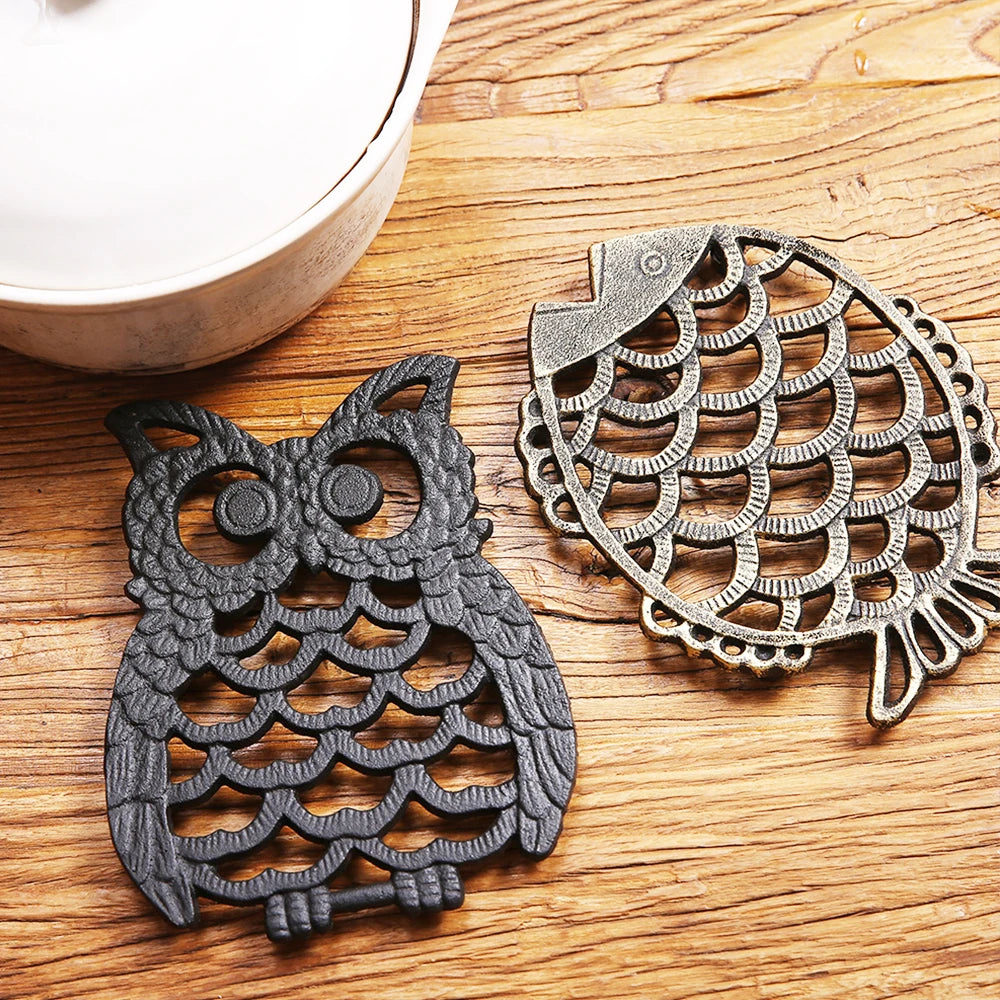 Dessous de plat motif hibou en fonte protégeant une théière