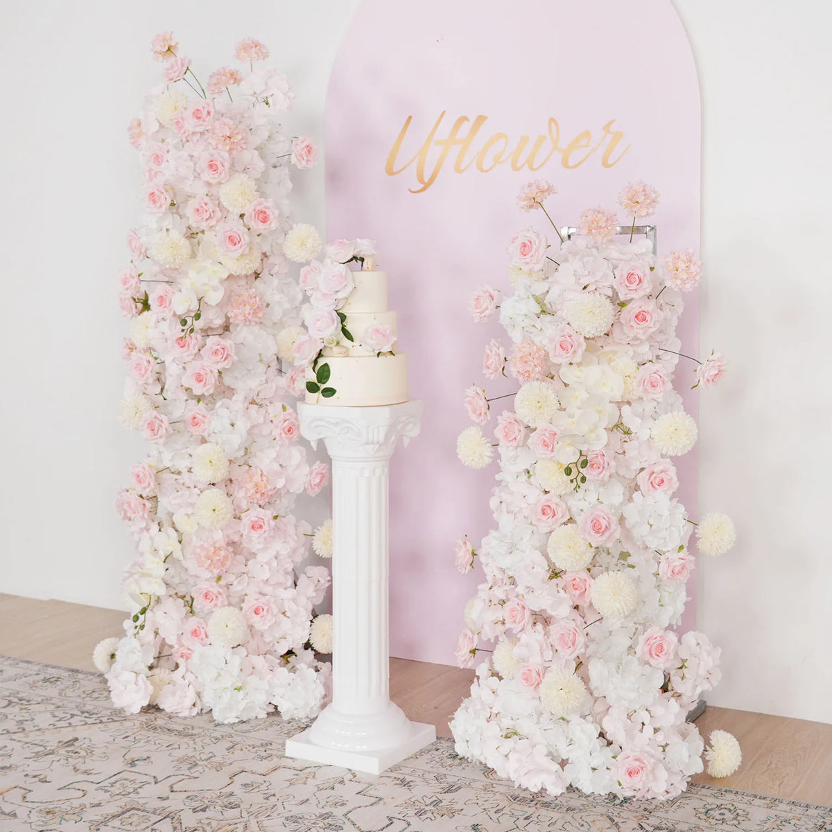 arche fleurs artificielles rose blanche décoration intérieure romantique grande salle événement festive