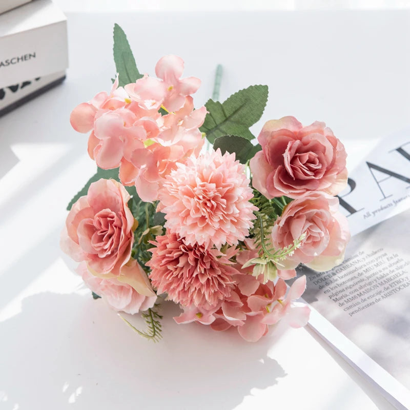 décoration intérieure bouquet fleurs artificielles roses couleurs blanc rose violet modernes élégantes