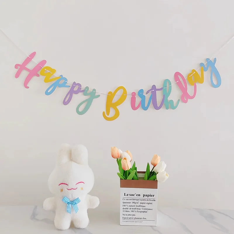 guirlande lettres happy birthday multicolore relief manuscrit festif paillettes lapin blanc vase fleurs horloge