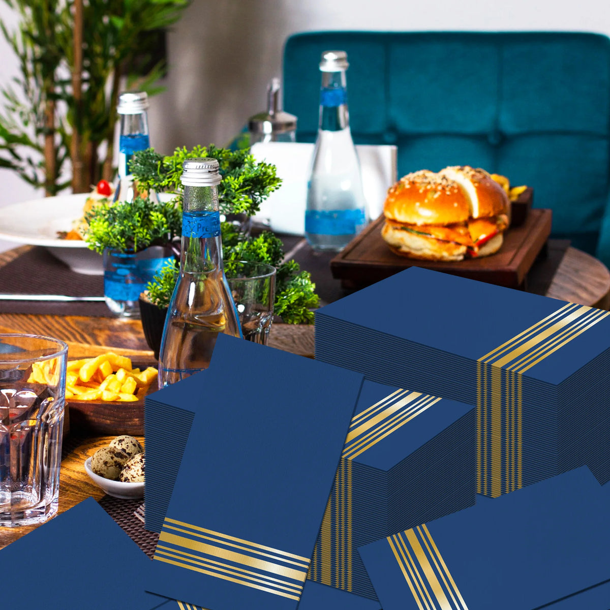 serviettes table jetables rayures dorées bleu marine occasion anniversaire mariage événement festif pack 20