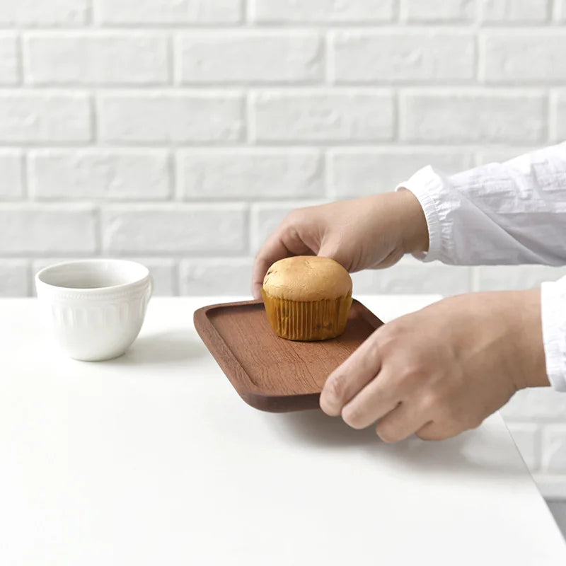 Plateau en bois massif utilisé comme assiette à sushi pour repas élégant