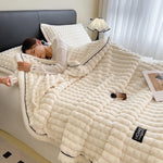 couverture double couche fausse fourrure beige rayures horizontales deux oreillers canapé