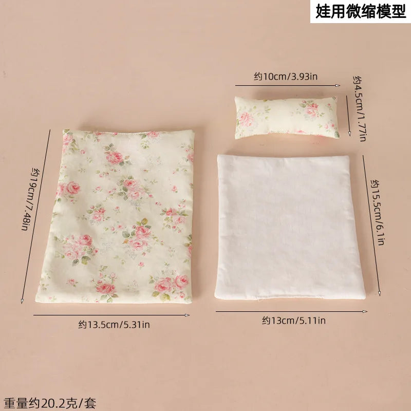 ensemble literie miniature maison poupée motifs floraux tissu texturé couverture oreiller vintage rouge blanc