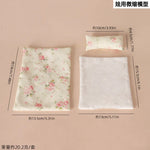 ensemble literie miniature maison poupée motifs floraux tissu texturé couverture oreiller vintage rouge blanc