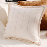 housse coussin décoration moderne motif géométrique brodé noir blanc pompons maison luxe