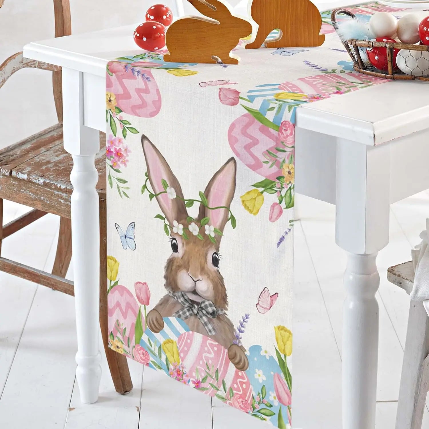 Le motif printanier fleuri rehausse un joli chemin de table avec un lapin décoratif, créant une ambiance printanière chaleureuse dans cette scène rustique.