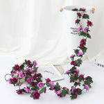 guirlande fleurs artificielles roses blanches feuilles vertes décoration extérieure mariage romantique