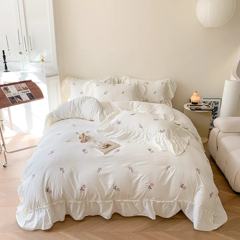 Détail de la broderie de roses sur la housse de couette