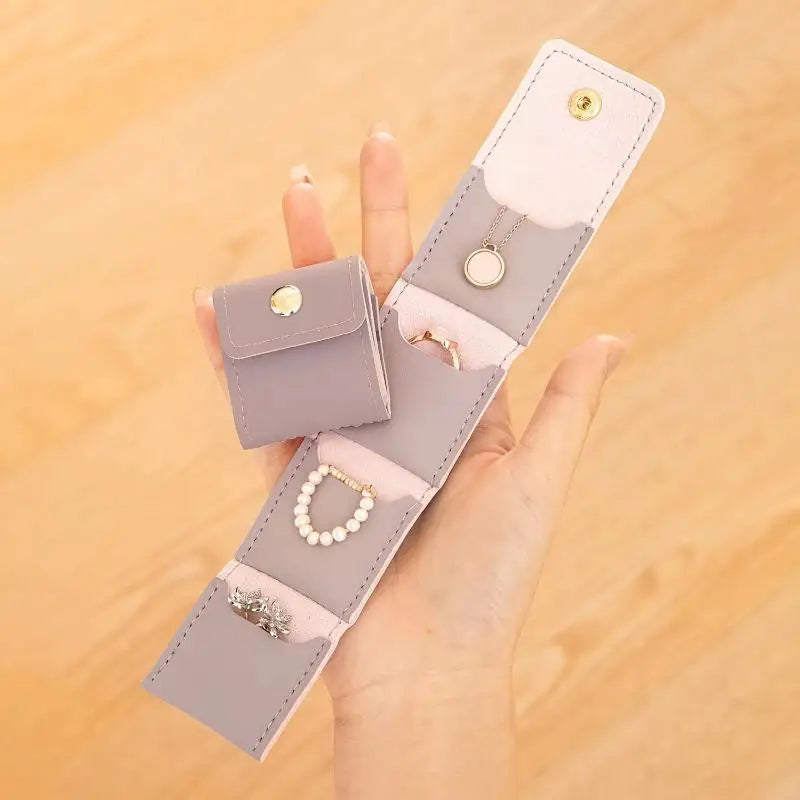 porte bijoux simili cuir violet moderne boutons pression collier bracelet boucles oreilles violet blanc