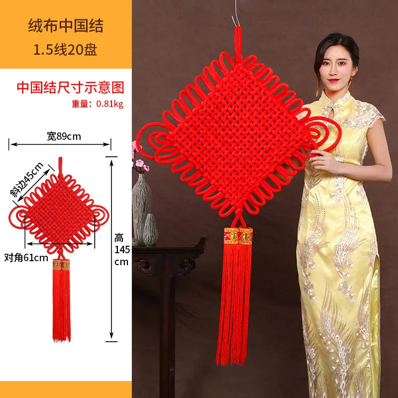 guirlande traditionnelle chinoise tissée artisanale rouge motifs géométriques pompon ruban doré festive printemps