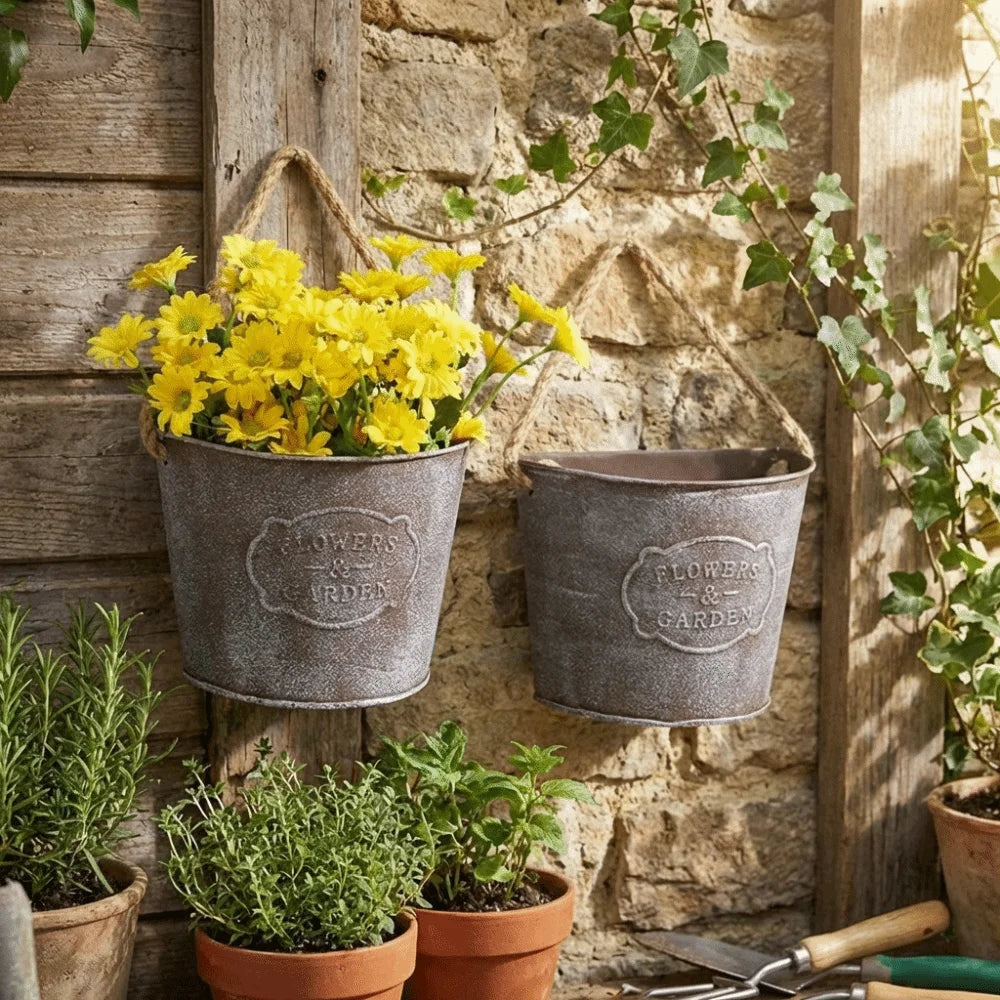 pots fleurs suspendus gris métallisé texte relief rustique vintage cordes tressées plantes fleuries outils