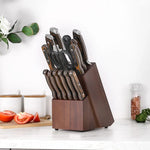Porte-couteaux en bois noir avec 14 fentes sur un comptoir de cuisine