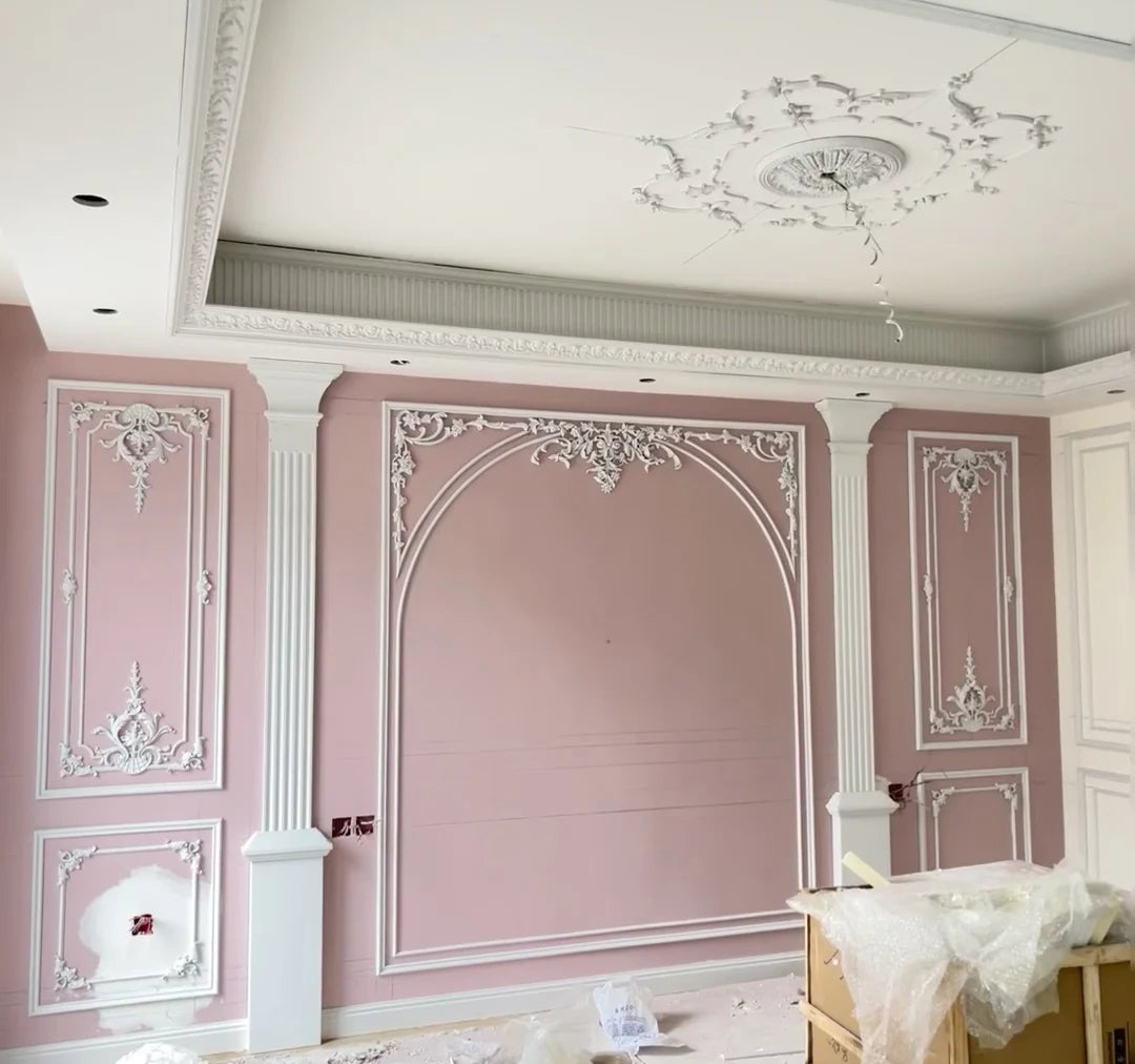 ornement mural bois blanc sculpture baroque fleurs motif classique décoration maison ancien décor