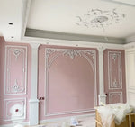 ornement mural bois blanc sculpture baroque fleurs motif classique décoration maison ancien décor