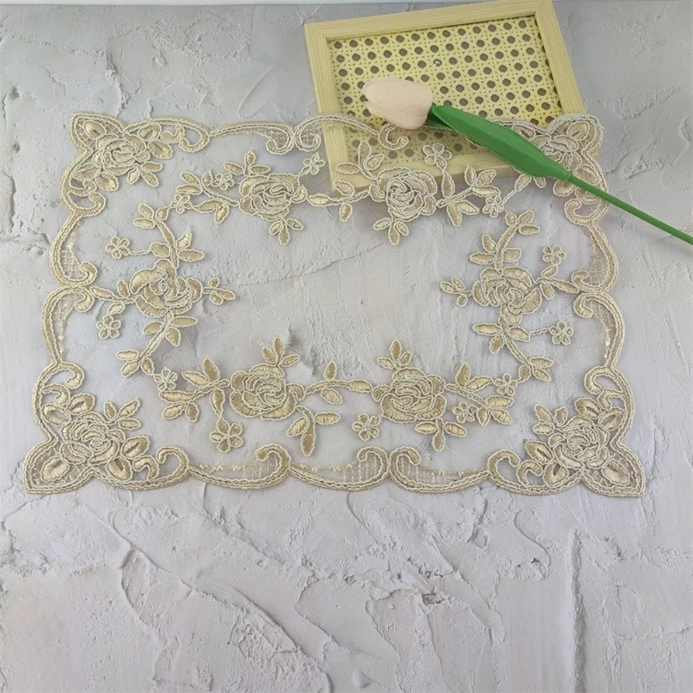 serviettes table dentelle florale blanc beige classique romantique table manger fête pâques