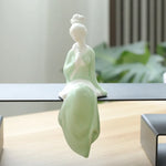 statuette chinoise traditionnelle femme robe longue décoration intérieure blanc classique délicat occasion noël valentin