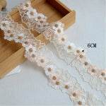 ruban dentelle fleurs blanches blanc vert rose violet broderie fine élégant coton polyester six