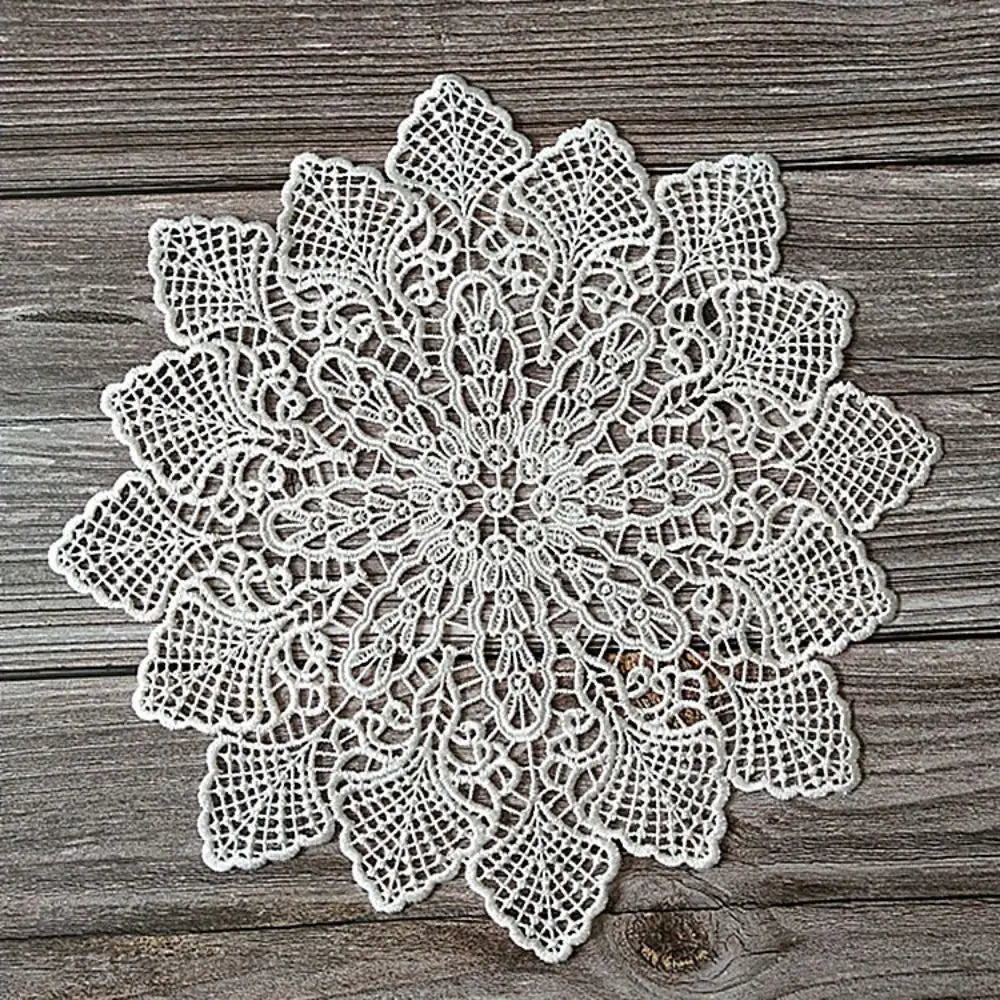 serviette table dentelle blanche motif fleurs élégante décoration table traditionnelle décorative ronde