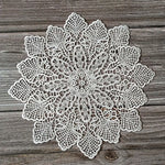 serviette table dentelle blanche motif fleurs élégante décoration table traditionnelle décorative ronde