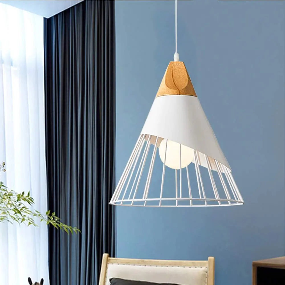 Lustre industriel métallique suspendu au plafond d'un salon