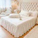 Parure de lit sur un lit avec coussins assortis